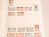 beaucoup de timbres sur les pages d'un livre