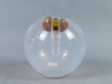 un objet en plastique transparent contenant un objet jaune et rouge