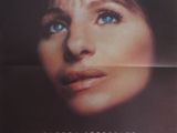 une image représentant l'affiche d'un film sur laquelle figure une femme aux yeux bleus