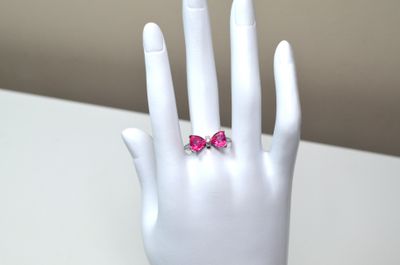 Une bague en argent sertie de topazes roses facettées taille…