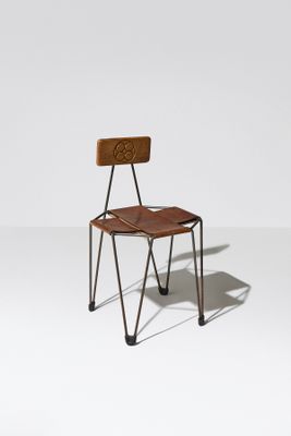 une image représentant une chaise avec une assise en bois et des pieds en métal