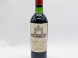 une bouteille de vin rouge posée sur une table blanche
