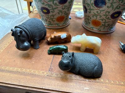 une table en bois sur laquelle sont disposées des figurines d'animaux et des vases