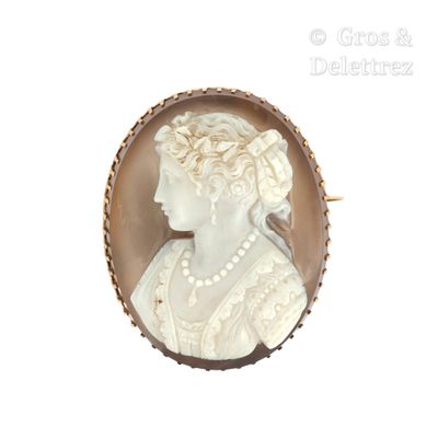 a picture of a lady with a pearl necklace in a broocher