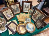 une table sur laquelle sont posées de nombreuses photos encadrées