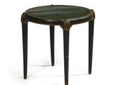 une photo d'une table d'appoint avec un plateau vert