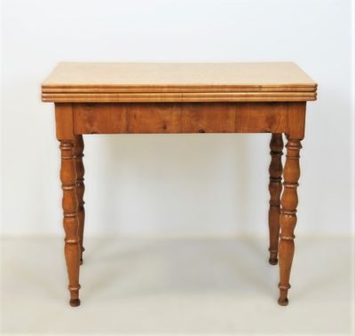 une image d'une petite table avec un plateau en bois