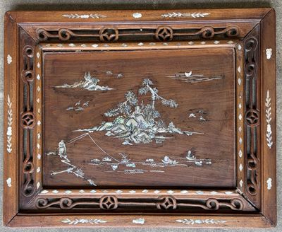 ASIE. Plateau rectangulaire en bois sculpté et ajouré avec i…