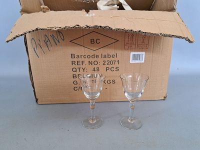 deux verres à vin vides dans une boîte posée sur la table