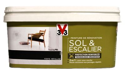 un gros plan sur un seau de peinture sur fond blanc