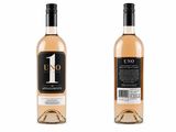 deux bouteilles de vin avec une étiquette à l'avant et à l'arrière