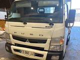 un camion blanc garé dans un garage