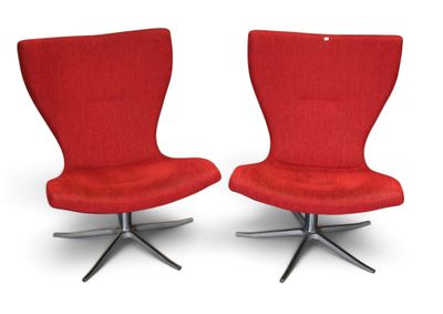 deux chaises rouges aux pieds noirs, sur fond blanc