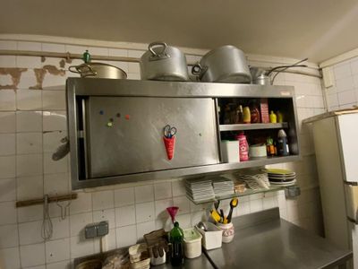 Une armoire murale portes coulissantes inox