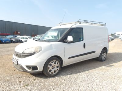 une camionnette blanche garée dans un parking
