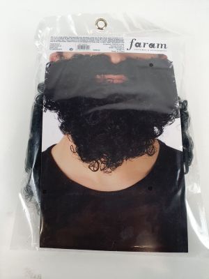 Cet homme porte un t-shirt noir sur lequel est représentée une barbe.