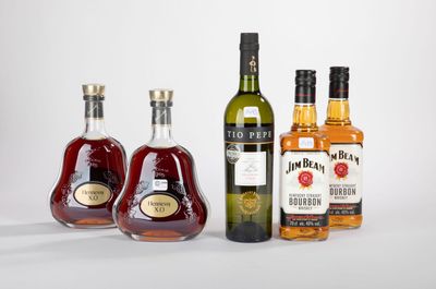 trois bouteilles d'alcool sont alignées les unes à côté des autres