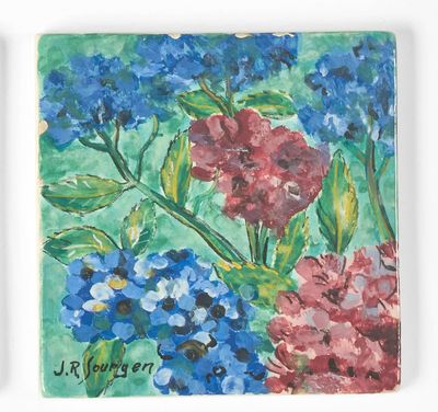 deux dessous de verre sur lesquels sont peintes des fleurs sur un fond blanc