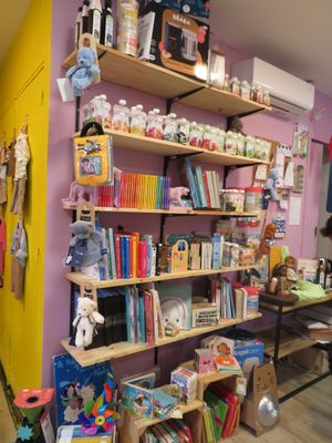 Mobilier de magasin sur mesure comprenant :