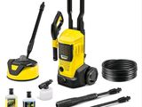 un gros plan sur un nettoyeur haute pression jaune équipé d'un tuyau et d'autres accessoires de nettoyage