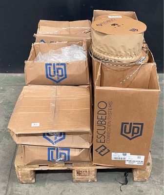 plusieurs cartons empilés les uns sur les autres sur une palette