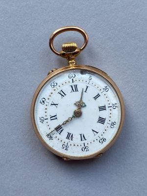 une montre de poche en or avec des chiffres romains