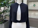 une robe de mannequin posée sur un pied de mannequin devant un immeuble