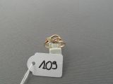 une image représentant une étiquette sur laquelle est accrochée une bague