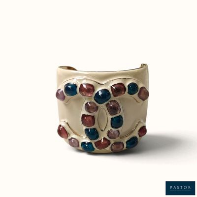 un gros plan d'une bague sertie de pierres