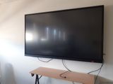 un téléviseur à écran plat fixé au mur d'une pièce