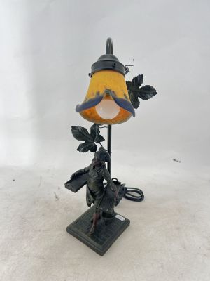 une lampe ornée d'un oiseau, posée sur une table