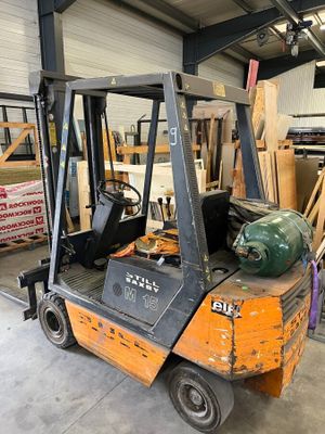 un chariot élévateur à fourche garé dans un entrepôt