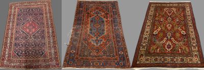 trois types différents de tapis orientaux exposés sur un fond gris
