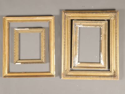 deux miroirs à cadre doré accrochés au mur d'une pièce