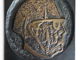 une image représentant une plaque à l'effigie d'un homme portant un casque
