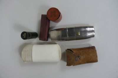 une bouteille de vin, un rouleau de papier toilette et une bouteille de vin posés sur une table