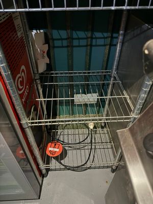 une photo d'une étagère en fil métallique dans une pièce