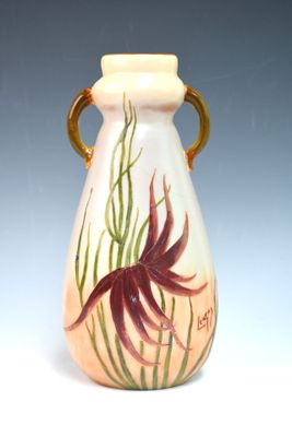 un vase orné d'une peinture représentant un poisson