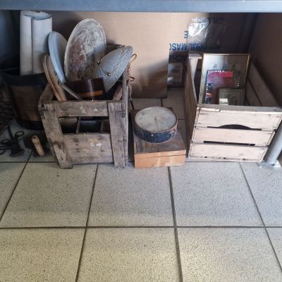 une table sur laquelle sont posés plusieurs objets