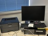 un bureau sur lequel se trouvent un ordinateur, une imprimante et une souris