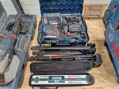 many tools that are sitting on the floor in the room