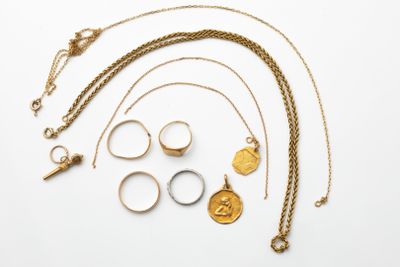 une collection de bijoux en or comprenant des bagues, des colliers et des bagues