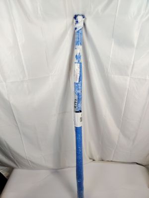 une batte de baseball posée sur un drap blanc