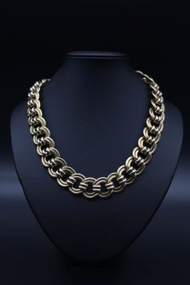 un collier à chaîne en or sur un mannequin noir