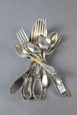 un lot de cuillères et de fourchettes en argent, emballées dans un ruban