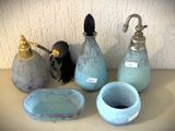 quatre types de vases différents sur le comptoir