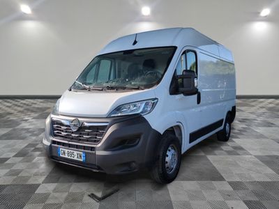 la camionnette blanche est garée sur le sol en damier d'une pièce