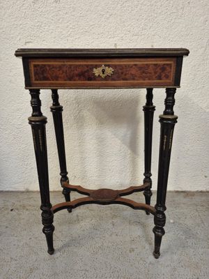 une petite table surmontée d'un tiroir