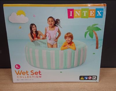une boîte sur laquelle figure la photo d'un groupe d'enfants dans une piscine