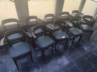 de nombreuses chaises dans une pièce dotée de nombreuses fenêtres